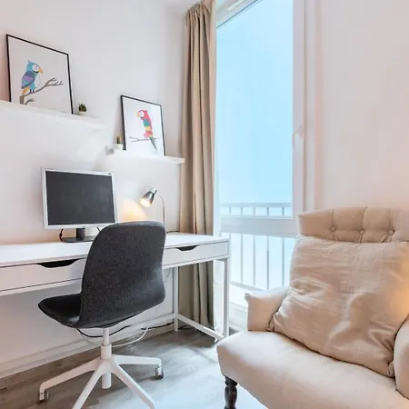 Charming With Parking And Balcony. Apartamento *