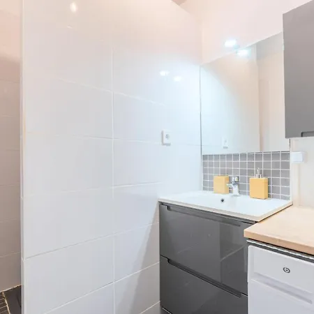 Apartamento Charming With Parking And Balcony.