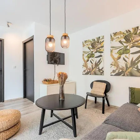 Charming With Parking And Balcony. Apartamento La Madeleine (Nord)