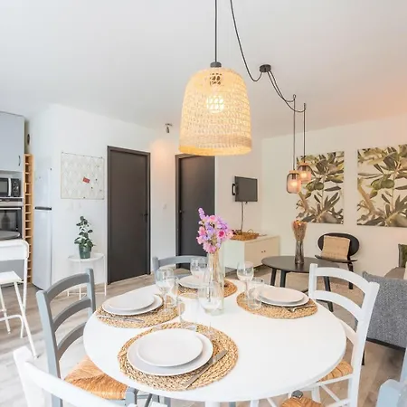 Charming With Parking And Balcony. Apartment La Madeleine (Nord)